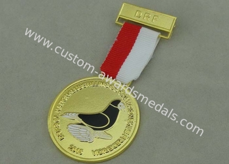 La coutume synthétique de l'émail DRF attribue le placage à l'or de médailles en alliage de zinc avec la médaille de ruban