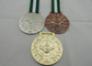 Le placage à l'or 3D d'argent et folâtrent la médaille avec le long ruban pour la réunion de sport, vacances, récompenses