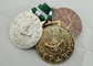 Le placage à l'or 3D d'argent et folâtrent la médaille avec le long ruban pour la réunion de sport, vacances, récompenses