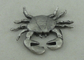 Le plein soulagement marche en crabe les insignes faits sur commande, nickelage antique matériel d'étain