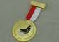La coutume synthétique de l'émail DRF attribue le placage à l'or de médailles en alliage de zinc avec la médaille de ruban