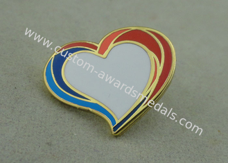 Pin dur en alliage de zinc personnalisé d'émail d'insigne de forme de coeur avec l'émail