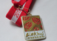 Émail mol de médaille de marathon de Blokhus, cuivre emboutissant avec le placage à l'or, longtemps ruban de 2 couleurs